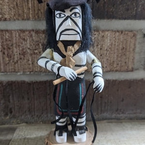 Kachina Navajo Clown Dancer Doll 7" Sculptuur Gesigneerd Dan 1997