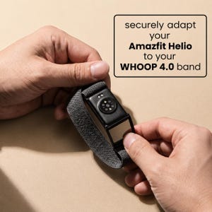 Puede incluir: Un adaptador negro para dispositivo portátil con una correa de tela gris texturizada. El texto en la imagen dice: securely adapt your Amazfit Helio to your WHOOP 4.0 band. El adaptador tiene una matriz de sensores circular en la parte inferior.