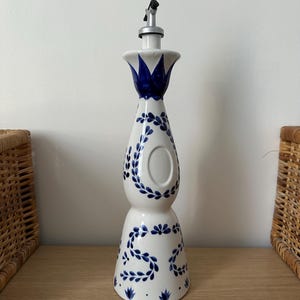 Clase Azul Flesoliedispenser – Gerecyclede keramische fles – Olie-/azijnschenker van roestvrij staal – Handgemaakte keukendecoratie