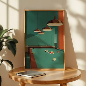 Op de afbeelding: Een ingelijste print van een biljartzaal. Het kunstwerk toont een groene pooltafel met ballen, hanglampen en een turquoise muur. De print staat op een houten tafel met een gesloten notitieboek.