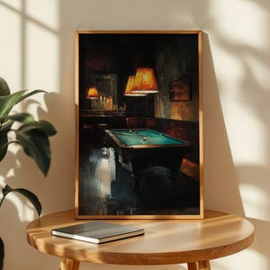 Peut inclure: Une impression encadrée d'une salle de billard sombre. L'œuvre représente une table de billard verte, des lampes et un bar en arrière-plan. La palette de couleurs est dominée par des bleus, des verts et des bruns foncés, créant une atmosphère sombre.