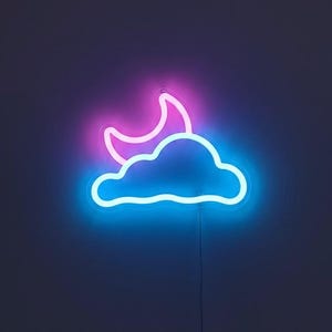 Peut inclure: Enseigne au néon représentant un nuage et un croissant de lune. Le nuage est souligné en bleu vif, tandis que la lune et le haut du nuage brillent en rose. L'enseigne est fixée sur un mur gris foncé.