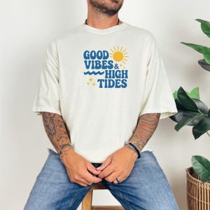 Comfort Colors Good Vibes & High Tides Tシャツ、Sun and Waves Beach Tシャツ、ガーメントダイ ヴィンテージウォッシュ ユニセックスシャツ、コースタルサマーグラフィック