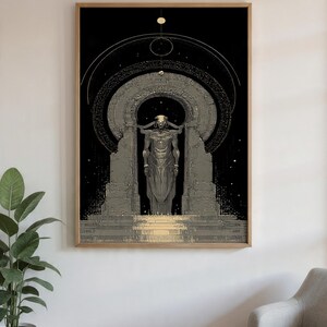 Pode incluir: Impressão de arte emoldurada com uma ilustração estilizada de uma figura dentro de um arco. A obra de arte usa tons de cinza e dourado em um fundo preto com um design celestial. A impressão está em uma moldura de madeira.