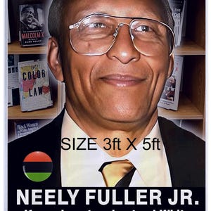 Puede incluir: Bandera con un retrato de Neely Fuller Jr. con el texto «Si no entiendes la supremacía blanca...» La bandera mide 91 cm x 152 cm e incluye títulos de libros en el fondo.