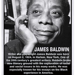 Puede incluir: Bandera en blanco y negro con un retrato de James Baldwin y texto que describe su vida y contribuciones literarias. La bandera incluye "JAMES BALDWIN" y una biografía que destaca sus obras y su impacto en temas raciales y sociales.