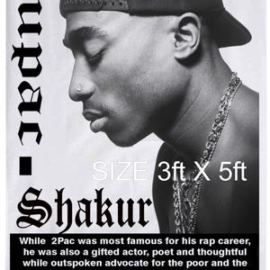 Puede incluir: Bandera en blanco y negro con un retrato de perfil de Tupac Shakur con gorra y cadena. La bandera mide 91 cm x 152 cm y muestra el nombre "Tupac Shakur". Una biografía está impresa en la parte inferior.