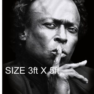 Puede incluir: Bandera en blanco y negro con un retrato de Miles Davis con un dedo en los labios. La bandera está etiquetada como "SIZE 3ft X 5ft" e incluye el texto "Miles Davis Shhh" en cursiva.