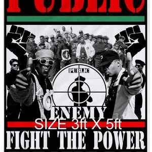 Puede incluir: Bandera negra con las palabras "PUBLIC ENEMY" en rojo y verde. La bandera presenta una imagen en blanco y negro de un grupo de personas, con el logotipo de Public Enemy en el centro. También se muestra el texto "FIGHT THE POWER".
