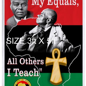 Puede incluir: Bandera con fondo rojo, negro y verde con un retrato del Dr. John Henrik Clarke y el texto "I Only Debate My Equals, All Others I Teach." La bandera mide 91 cm x 152 cm.