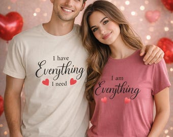 Ik heb alles wat ik nodig heb T-shirt | Scripttekst met hartjes, valentijnscadeau voor twee, bijpassende T-shirts
