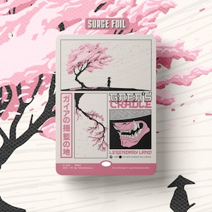 Op de afbeelding: Een rechthoekige ruilkaart met een roze kersenbloesemboom en het silhouet van een figuur met een zwaard. De kaart bevat de tekst Surge Foil, Gaea's Cradle, Legendary Land en Japanse tekens, inclusief een afbeelding van een roze masker.