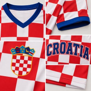 Pode incluir: Uma camisola de manga curta com um padr&atilde;o de xadrez vermelho e branco, gola em V azul e punhos azuis. A pe&ccedil;a apresenta a palavra CROATIA em letras azuis e um bras&atilde;o colorido com um escudo de xadrez vermelho e branco.