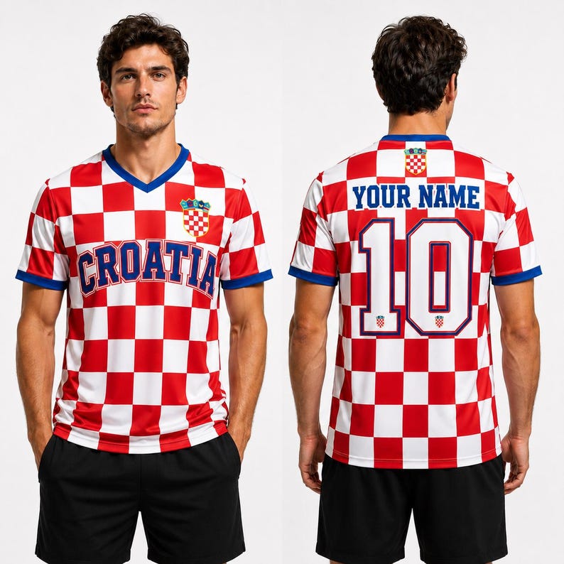 Pode incluir: Uma camisola de futebol aos quadrados vermelhos e brancos com decote em V e acabamentos azuis. A frente apresenta o texto CROATIA e um emblema. As costas exibem o texto YOUR NAME acima do n&uacute;mero 10, com um pequeno emblema na gola e no n&uacute;mero.