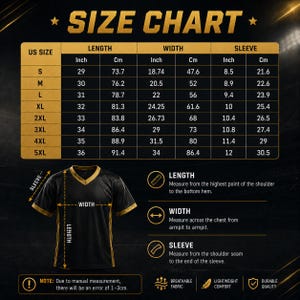 Pode incluir: Uma tabela de tamanhos para uma camisa preta com decote em V e detalhes dourados. A tabela lista tamanhos dos EUA de S a 5XL com medidas de comprimento, largura e manga em polegadas e cent&iacute;metros. Um diagrama mostra como medir, com erro de 1-3cm.