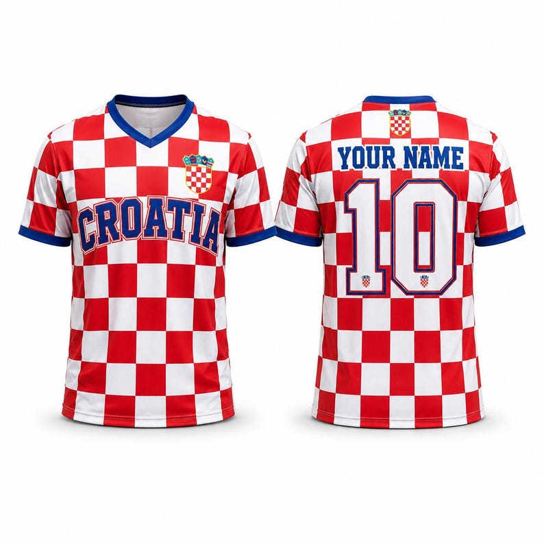 Pode incluir: Uma camisola de manga curta com decote em V e um padr&atilde;o axadrezado vermelho e branco. A frente apresenta o texto CROATIA e um emblema. As costas mostram o texto YOUR NAME acima do n&uacute;mero 10 e um pequeno emblema no decote com rebordo azul.