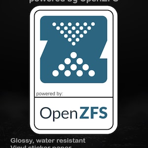 以下が含まれることがあります： 「powered by OpenZFS」の文字が入った、白枠のターコイズと白のデザインのステッカー。白いドットが付いたターコイズ色のZ字型のグラフィックがあります。「Glossy, water resistant Vinyl sticker paper Available in different sizes」の文字も表示されています。