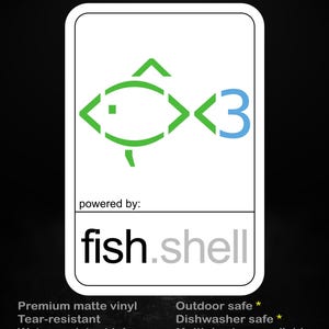 Puede incluir: Una pegatina rectangular con un gráfico de pez verde hecho de símbolos, un símbolo de corazón azul y el texto "stick me! somewhere cool..." en la parte superior. Debajo del pez, aparece el texto "powered by: fish.shell". Vinilo mate.