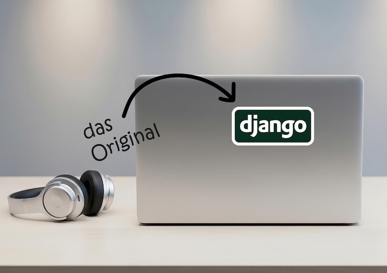 Może przedstawiać: Srebrny laptop z zielono-białą naklejką "django". Srebrne i czarne słuchawki leżą na drewnianej powierzchni. Widoczny jest r&oacute;wnież tekst "das Original".
