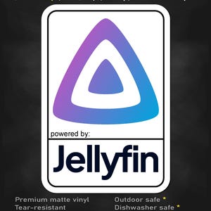 Könnte beinhalten: Ein rechteckiger Aufkleber mit weißem Hintergrund und schwarzem Rand. Er zeigt ein violett-blaues Farbverlauf-Dreieckslogo über dem Text 'powered by: Jellyfin'. Oben steht 'stick me! somewhere cool...' und unten sind die Produktmerkmale aufgeführt.
