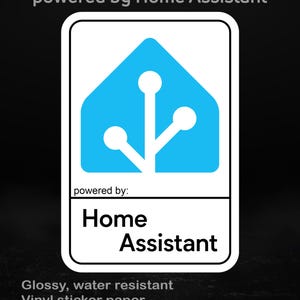 Peut inclure: Un autocollant rectangulaire à bordure blanche présente une icône de maison bleue avec trois cercles blancs. Le texte "powered by Home Assistant" est en haut, avec "Home Assistant" en dessous. L'autocollant est brillant, résistant à l'eau et en vinyle.