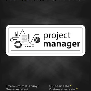 Peut inclure: Un autocollant rectangulaire à fond blanc et bordure noire présentant une icône graphique d'un document, d'une loupe et d'un diagramme circulaire à côté du texte project manager. L'autocollant inclut le texte stick me! somewhere cool...