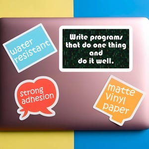 Pu&ograve; includere: Laptop ricoperto di adesivi con testo. Gli adesivi includono "water resistant", "strong adhesion" e "matte Vinyl paper". Un adesivo recita "Write programs that do one thing and do it well."