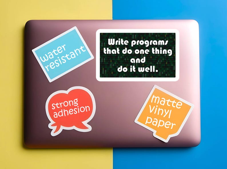 Pu&ograve; includere: Laptop ricoperto di adesivi con testo. Gli adesivi includono "water resistant", "strong adhesion" e "matte Vinyl paper". Un adesivo recita "Write programs that do one thing and do it well."