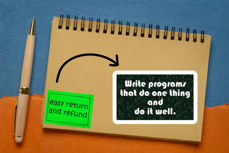 Pu&ograve; includere: Un taccuino a spirale con una penna, un adesivo verde con la scritta "easy return and refund" e un adesivo bianco con il testo "Write programs that do one thing and do it well."