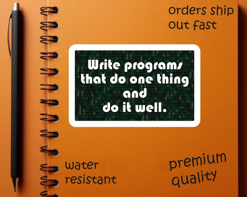 Pu&ograve; includere: Un quaderno arancione a spirale con una penna nera sul lato sinistro. Un adesivo bianco al centro con la scritta "Write programs that do one thing and do it well". Il quaderno ha anche le parole "water resistant" e "premium quality".