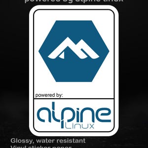 Peut inclure: Autocollant rectangulaire à bordure blanche, avec un logo hexagonal bleu représentant une montagne. Le texte "powered by alpine linux" est en haut, avec "alpine linux" dans une police stylisée en dessous. Autocollant brillant, résistant à l'eau.
