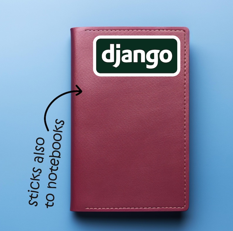 Może przedstawiać: Bordowy notatnik z naklejką z białymi obramowaniami z napisem "django" białymi literami na ciemnozielonym tle. Tekst "przykleja się r&oacute;wnież do notatnik&oacute;w" jest napisany po lewej stronie obrazu.
