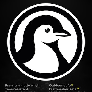 Puede incluir: Una pegatina en blanco y negro con un diseño de pingüino dentro de un marco circular. El texto "stick me! somewhere cool..." está en la parte superior. La pegatina es de vinilo mate de primera calidad, resistente al desgarro y al agua.