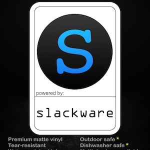Puede incluir: Una pegatina blanca con borde negro. Presenta un círculo negro con una "S" azul en su interior. El texto "stick me! somewhere cool..." está en la parte superior y "slackware" en la inferior.