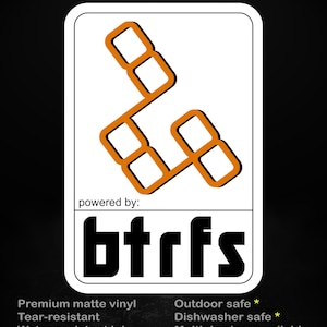 Op de afbeelding: Een rechthoekige sticker met een oranje geometrisch lijnontwerp op een witte achtergrond. De tekst luidt stick me! somewhere cool... en powered by: btrfs. Hieronder staan kenmerken vermeld: Premium mat vinyl, scheurbestendig, waterbestendige inkt, geschikt voor buiten, vaatwasmachinebestendig en meerdere maten beschikbaar.