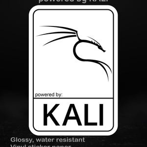 Może przedstawiać: Biała prostokątna naklejka z czarnym wzorem smoka i napisem "KALI". U góry tekst "powered by KALI". Naklejka jest błyszcząca, wodoodporna, wykonana z papieru winylowego i dostępna w różnych rozmiarach.
