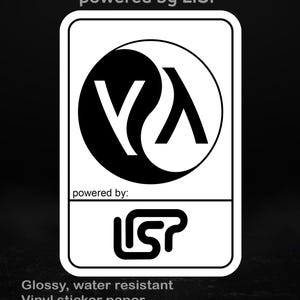 Op de afbeelding: Een witte, rechthoekige sticker met afgeronde hoeken, met een zwart-wit yin-yang symbool met de letters "Y" en "λ". De tekst "powered by LISP" staat bovenaan en "powered by: LISP" onderaan. De sticker is glanzend, waterbestendig en van vinyl.