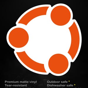 Può includere: Un adesivo con un design bianco e arancione su sfondo nero. L'adesivo presenta il testo "stick me! somewhere cool..." e un design circolare. L'adesivo è realizzato in vinile opaco di alta qualità, resistente agli strappi e all'acqua.