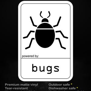 Peut inclure: Un autocollant rectangulaire blanc avec une illustration d'insecte noir et le mot "bugs". L'autocollant comprend également le texte "stick me! somewhere cool..." et "powered by:". Du texte supplémentaire indique que l'autocollant est en vinyle mat de qualité supérieure.