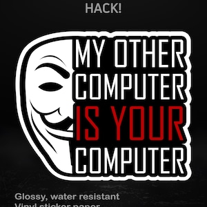 Puede incluir: Adhesivo negro con texto blanco: «MY OTHER COMPUTER IS YOUR COMPUTER». Presenta una máscara blanca de Guy Fawkes a la izquierda y la palabra «HACK!» en la parte superior. El adhesivo es brillante, resistente al agua y de vinilo.