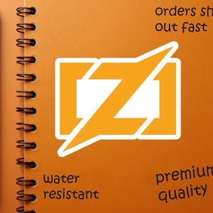 Puede incluir: Un cuaderno naranja con espiral y un bol&iacute;grafo negro en el lado izquierdo. El cuaderno presenta un logotipo blanco y naranja con el texto "orders ship out fast", "water resistant" y "premium quality".