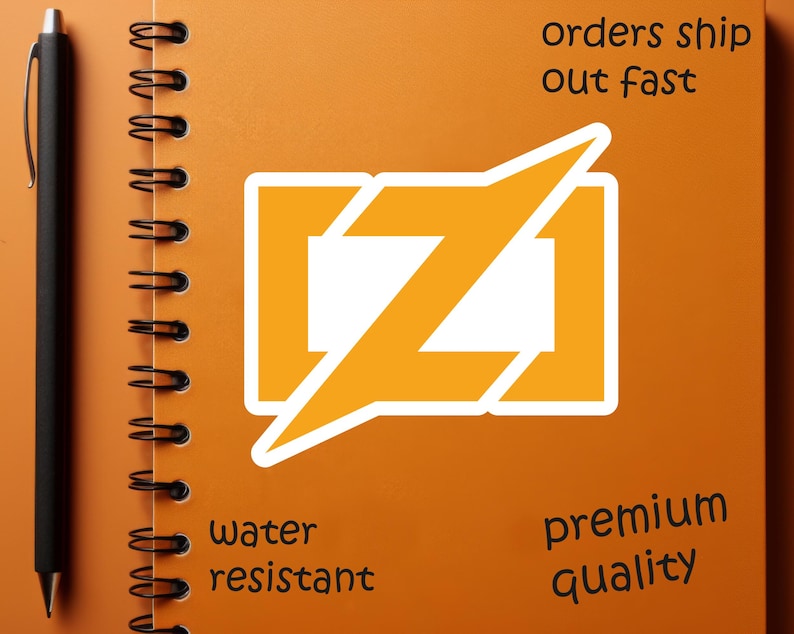 Puede incluir: Un cuaderno naranja con espiral y un bol&iacute;grafo negro en el lado izquierdo. El cuaderno presenta un logotipo blanco y naranja con el texto "orders ship out fast", "water resistant" y "premium quality".
