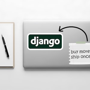 Może przedstawiać: Laptop z zielono-białą naklejką "django" i karteczką samoprzylepną z napisem "buy more, ship once". Czarny długopis spoczywa na białym notatniku.