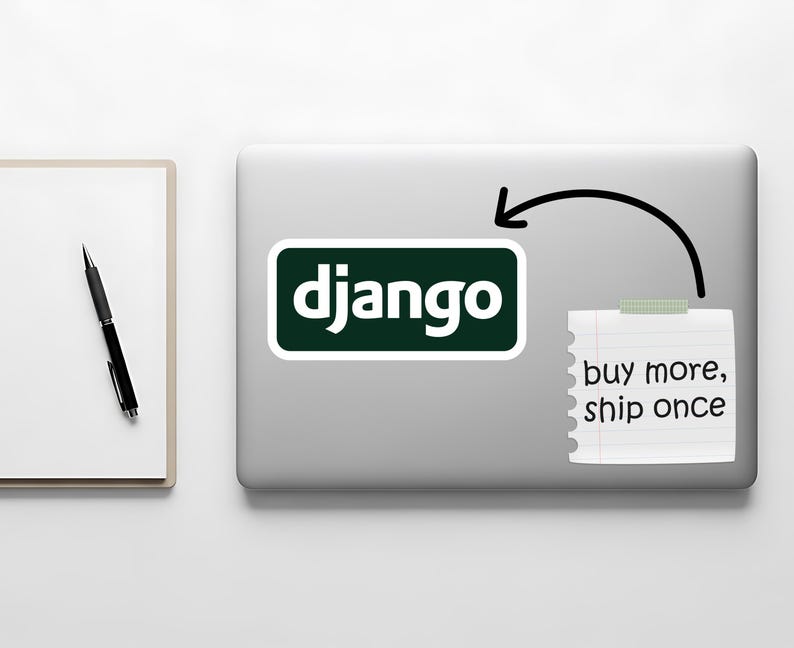 Może przedstawiać: Laptop z zielono-białą naklejką "django" i karteczką samoprzylepną z napisem "buy more, ship once". Czarny długopis spoczywa na białym notatniku.