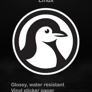 以下が含まれることがあります： 黒と白のステッカー。Linuxのロゴ、円の中のペンギンが特徴です。「Linux」の文字が上部にあります。ステッカーは光沢のある防水ビニール製で、さまざまなサイズがあります。