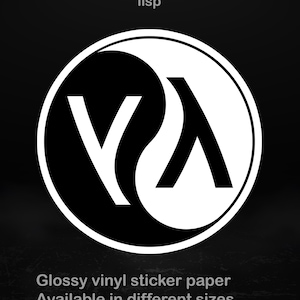 Könnte beinhalten: Ein schwarz-weißer Aufkleber mit einem Yin-Yang-Symbol, das die Buchstaben "V" und "λ" enthält. Das Wort "lisp" steht oben. Der Text "Glänzendes Vinyl-Aufkleberpapier Erhältlich in verschiedenen Größen" steht unten.