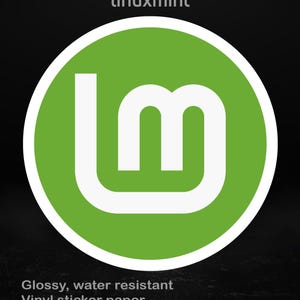 Könnte beinhalten: Ein glänzender, wasserfester Vinyl-Aufkleber mit dem Linux Mint Logo. Das Logo ist ein weißes "lm"-Design in einem grünen Kreis, mit "linuxmint" darüber. Erhältlich in verschiedenen Größen.