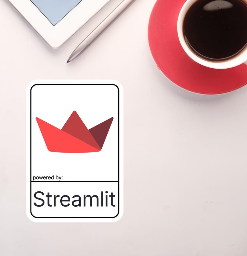 K&ouml;nnte beinhalten: Ein wei&szlig;er Aufkleber mit einem roten Papierboot-Logo und dem Text "Streamlit". Der Aufkleber befindet sich auf einer wei&szlig;en Oberfl&auml;che, neben einem Tablet, einem Stift und einer Tasse Kaffee auf einer roten Untertasse.