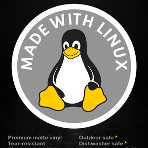 Könnte beinhalten: Ein runder Aufkleber mit grauem Hintergrund, der einen Cartoon-Pinguin mit schwarzem Körper, weißem Bauch und gelben Füßen und Schnabel zeigt. Der Text "MADE WITH LINUX" ist in Weiß um den Pinguin herum. Der Text "stick me! somewhere cool..." steht darüber.