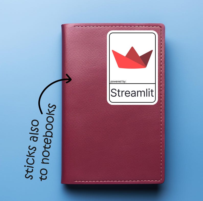 K&ouml;nnte beinhalten: Ein weinrotes Notizbuch mit einem wei&szlig;en Aufkleber mit einer roten Origami-Krone und dem Text "Streamlit". Der Aufkleber ist rechteckig mit wei&szlig;em Rand. Text auf dem Bild weist darauf hin, dass der Aufkleber auch auf Notizb&uuml;chern haftet.